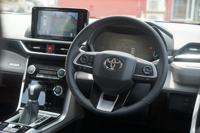 640-Toyota-Veloz-2022-vo-lang
